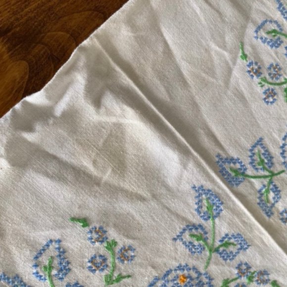 Adoption fundraiser-Vintage table cloth and napkins - Picture 2 of 8